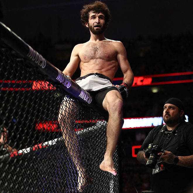 자비트 아흐메도비치 마고멧샤리포프가 2018년 9월 미국 텍사스주 아메리칸 에어라인스 센터에서 UFC 데뷔 4연승을 거둔 후 기뻐하고 있다. 사진=AFP=연합뉴스 제공