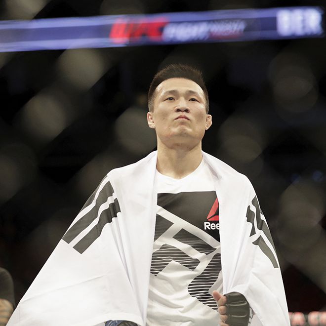 정찬성이 2017년 4월 UFC 파이트 나이트 104 메인이벤트 승리 후 감격하고 있다. 병역의무 이행 등으로 1282일(3년6개월2일) 만에 치른 복귀전 1라운드 2분 49초 펀치 KO승 후 UFC 페더급 9위로 공식랭킹 재진입을 해냈다. 사진=Getty Images=연합뉴스 제공