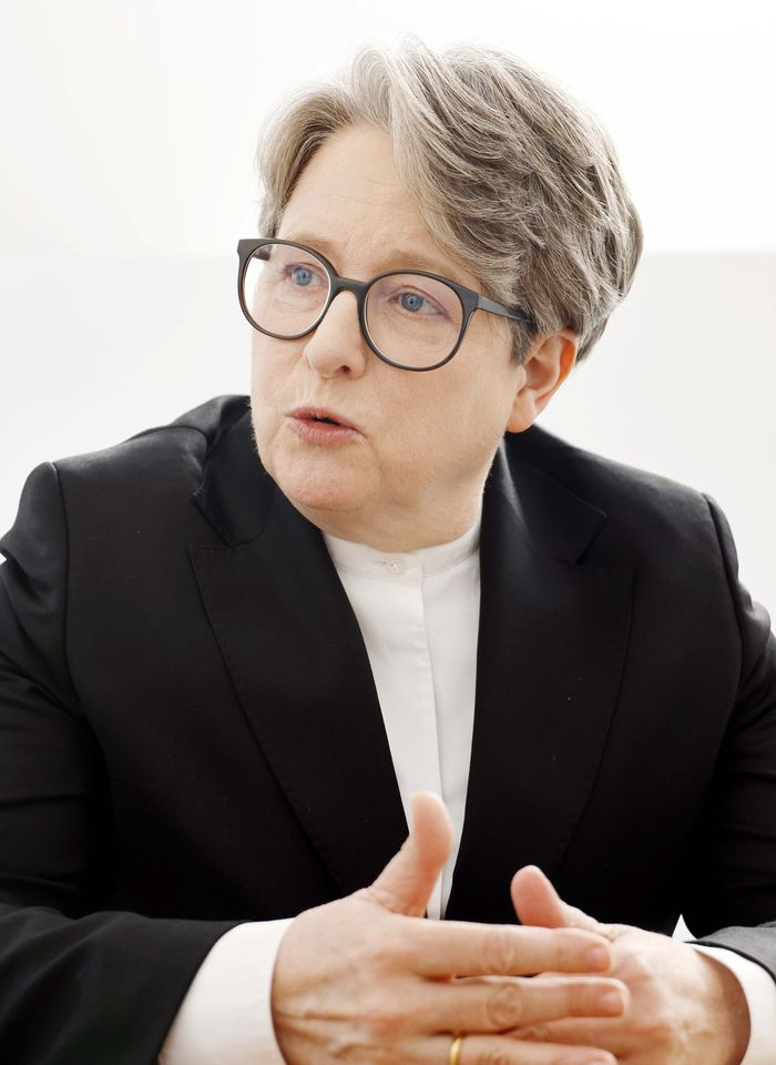 갤러리 에스더쉬퍼 설립자인 에스더 쉬퍼 대표가 서울지점을 확장 이전한 배경에 대해 설명하고 있다. 김호영 기자