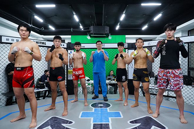 왼쪽부터 KMMA 챔피언 권지후, KMMA 타이틀전 김현우, KMMA 챔피언 다브론 아메도프, 메인스폰서 뽀빠이연합의원 김성배 대표원장, KMMA 챔피언 이영웅, KMMA 타이틀전 임건하, KMMA 타이틀 도전자 김호진. 사진=스탠다드앤드프로그레스 스포츠에이전시 제공
