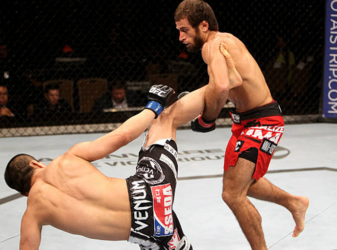 마이르베크 타이수모프(오른쪽)가 2014년 1월 UFC 파이트 나이트 34 라이트급 경기에서 Korean Top Team의 방태현을 넘어뜨리고 있다. 사진=TKO