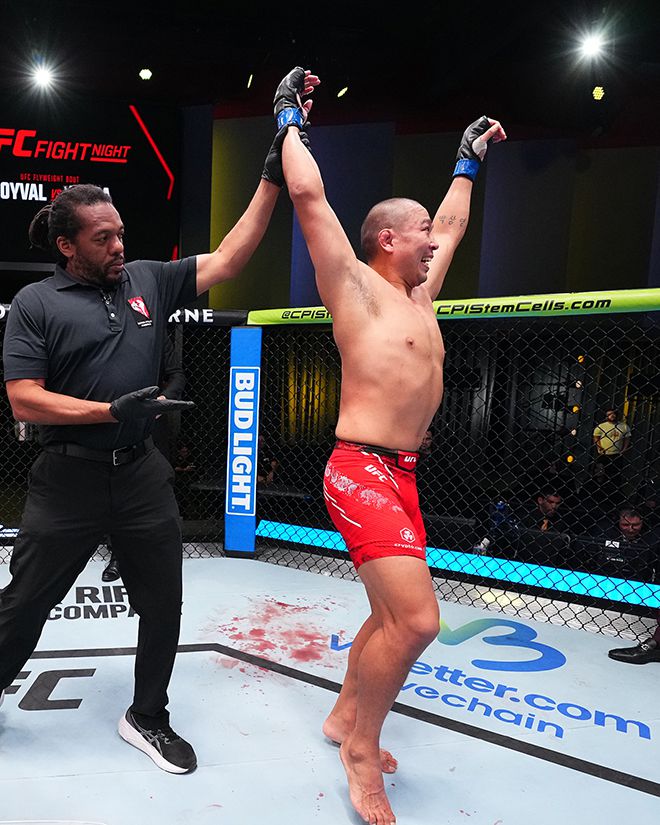 박준용(오른쪽)이 2024년 10월 UFC on ESPN+ 102 승리 후 기뻐하고 있다. 사진=TKO