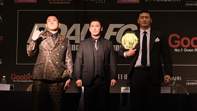 왼쪽부터 로드FC 헤비급 타이틀 도전자 세키노 다이세이, 정문홍 대한MMA총협회장, 초대 로드FC 헤비급 챔피언 김태인. 사진=세계격투스포츠협회