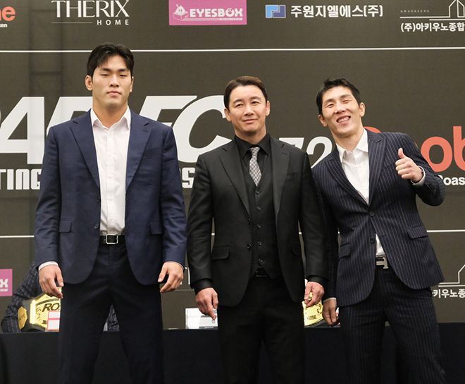 왼쪽부터 제4대 로드FC 라이트급 챔피언 박시원, 정문홍 대한MMA총협회장, 사단법인 한국복싱커미션 챔피언 멘겐초오시 난딘예르데네. 사진=세계격투스포츠협회