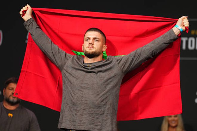 이스마일 나우르디예프가 2024년 10월 UFC 308 공개 계체 행사에 모로코 국기와 함께 입장하고 있다. 사진=TKO