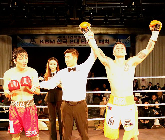 아시안게임 복싱 동메달리스트 자르갈 ‘백하소’ 오트곤자르갈(오른쪽)이 KBM 미들급 타이틀 1차 방어전 승리 선언을 받고 있다. 왼쪽은 박수로 결과를 인정하는 KBM 슈터웰터급 챔피언 출신 도전자 ‘주먹대장’ 이강산. 사진=사단법인 한국복싱커미션 제공