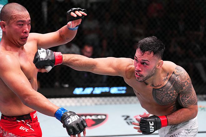 박준용(왼쪽)이 2024년 10월 UFC 미들급 공식랭킹 8위 출신 브래드 터배리스 공격을 피하고 있다. 사진=TKO