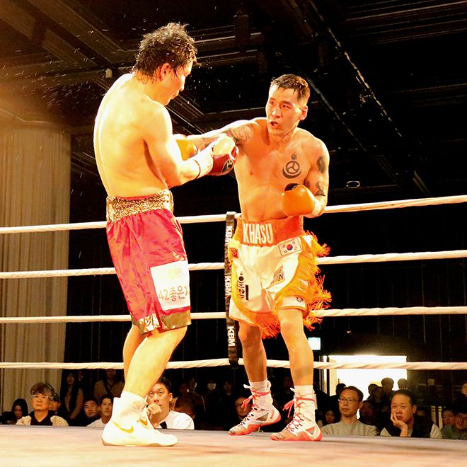 KBM 미들급 챔피언 자르갈 ‘백하소’ 오트곤자르갈(오른쪽)이 타이틀 1차 방어전에서 블랙컴뱃 종합격투기 66㎏ 15위 ‘주먹대장’ 이강산을 공격하고 있다. 사진=사단법인 한국복싱커미션 제공