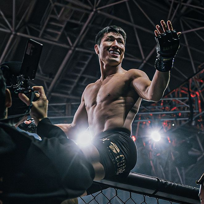 김민우가 2024년 12월 서울특별시 고려대학교 화정체육관 블랙컴뱃 13 메인이벤트 시작 79초 만에 KO승을 거둔 후 기뻐하고 있다. 사진=이데아 파라곤