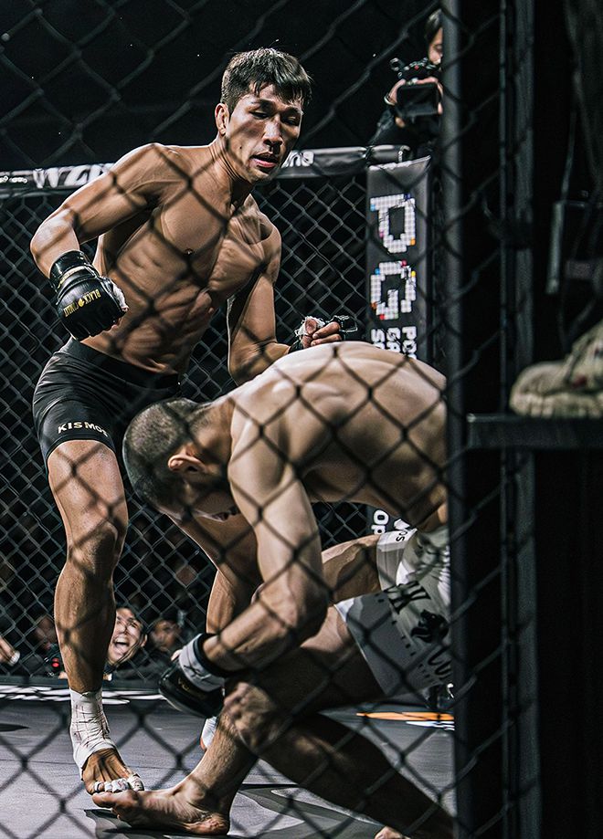 김민우가 2024년 12월 서울특별시 고려대학교 화정체육관 블랙컴뱃 13 메인이벤트 KO를 당해 쓰러지는 상대를 보고 있다. 사진=이데아 파라곤