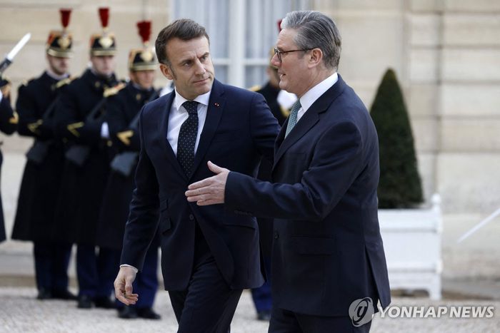 17일 파리에서 열린 유럽 정상 긴급회의에서 영·프 정상 [사진 = AFP 연합뉴스]