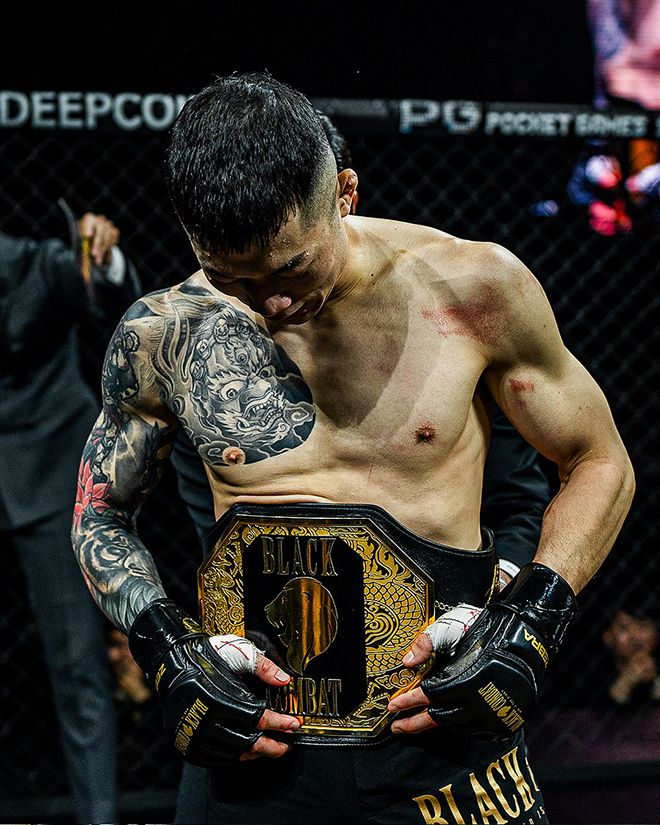 김재웅이 2024년 12월 서울특별시 고려대학교 화정체육관에서 제3대 블랙컴뱃 밴텀급 챔피언 벨트를 보며 감격하고 있다. 사진=이데아 파라곤