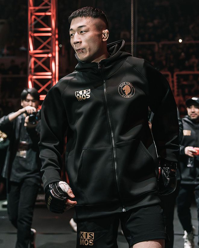 김재웅이 2024년 12월 제3대 블랙컴뱃 밴텀급 챔피언 결정전을 위해 서울특별시 고려대학교 화정체육관에 설치된 종합격투기 케이지로 이동하고 있다. 사진=이데아 파라곤