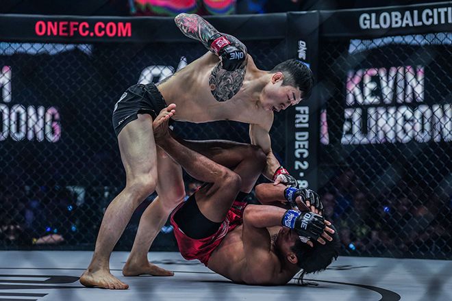 김재웅이 제3대 원챔피언십 밴텀급 챔피언 케빈 벨링곤을 그라운드 앤드 파운드로 공격하고 있다. 사진=Group One Holdings Pte. Ltd.