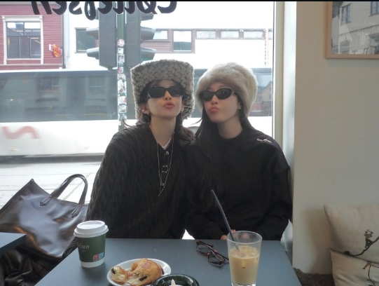 노르웨이의 감성적인 카페에서 따뜻한 분위기를 즐기고 있다. 사진=강민경, 이해리 SNS