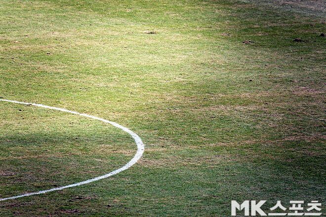 3월 3일 FC 서울, 김천상무 선수들은 이런 잔디에서 프로축구 경기를 했다. 2만 4천 889명의 관중은 푯값을 지불하고 이런 잔디에서 치러지는 프로축구 경기를 봤다. 사진=이근승 기자
