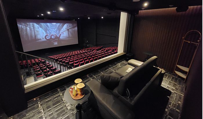CGV 천안터미널점의 프라이빗 박스. 편안한 분위기의 독립된 룸에서 통창을 통해 극장 스크린에 상영되는 영화를 감상할 수 있다. CGV