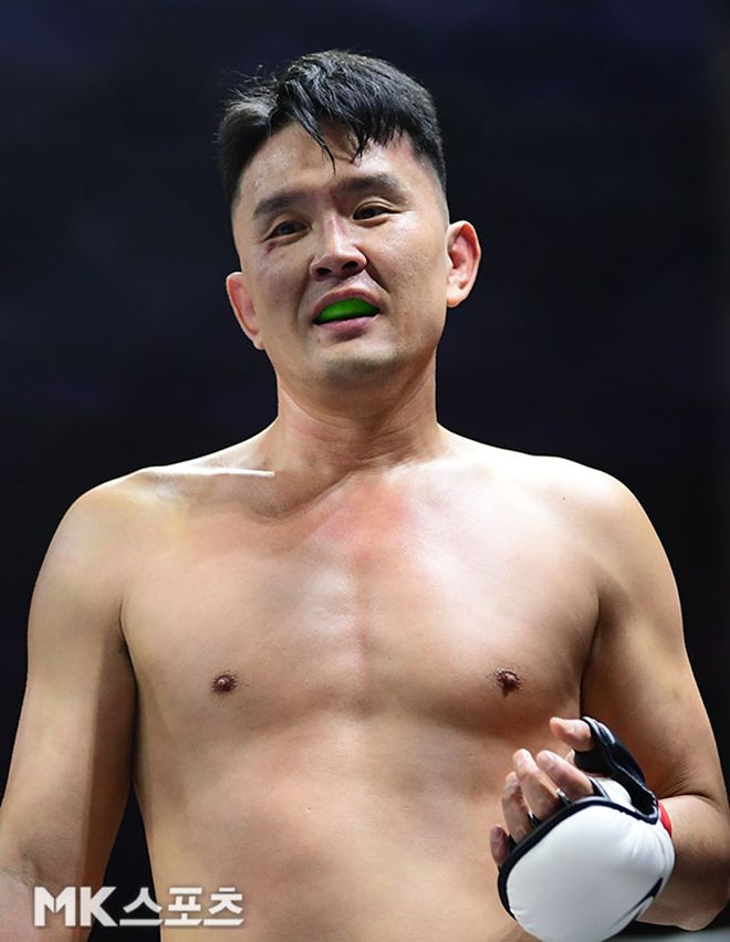 윤형빈이 2023년 12월 로드FC67 계약 체중 80㎏ 100초 비공식 경기 판정 1-2 패배 후 아쉬워하고 있다. 사진=김영구 기자