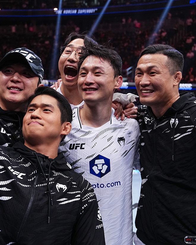 ‘코리안 좀비’ 정찬성(오른쪽)이 세컨드로 참가한 UFC 310 메인카드 제1경기 승리 후 출전 선수 ‘코리안 슈퍼보이’ 최두호(가운데)와 기념 촬영을 하고 있다. 사진=TKO