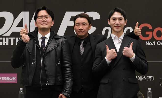 왼쪽부터 개그맨 윤형빈, 정문홍 대한MMA총협회장, 구독자 204만 먹방 유튜버 밴쯔가 스위스그랜드 호텔 서울 컨벤션센터 로드FC 기자회견에서 촬영에 응하고 있다. 사진=세계격투스포츠협회