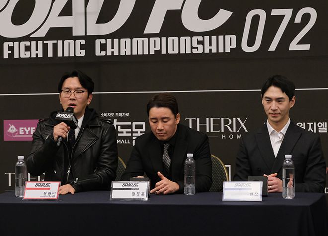 윤형빈(왼쪽)이 스위스그랜드 호텔 서울 컨벤션센터 로드FC 기자회견에서 발언하고 있다. 가운데는 정문홍 대한MMA총협회장, 오른쪽은 구독자 204만 먹방 유튜버 밴쯔. 사진=세계격투스포츠협회