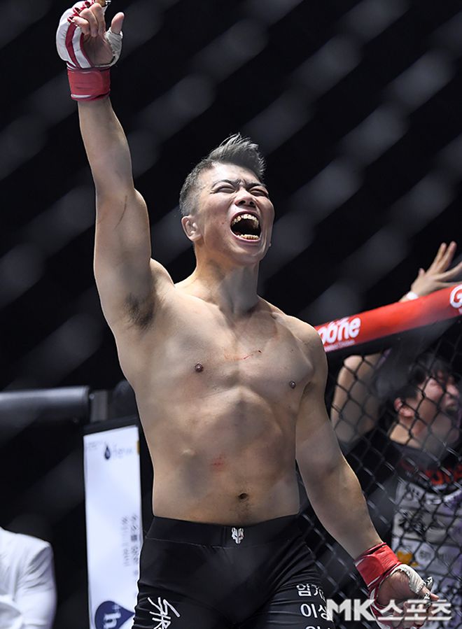 임동환이 2024년 12월 강원특별자치도 원주치악체육관 로드FC 미들급 잠정 챔피언결정전 승리 후 기뻐하고 있다. 사진=천정환 기자