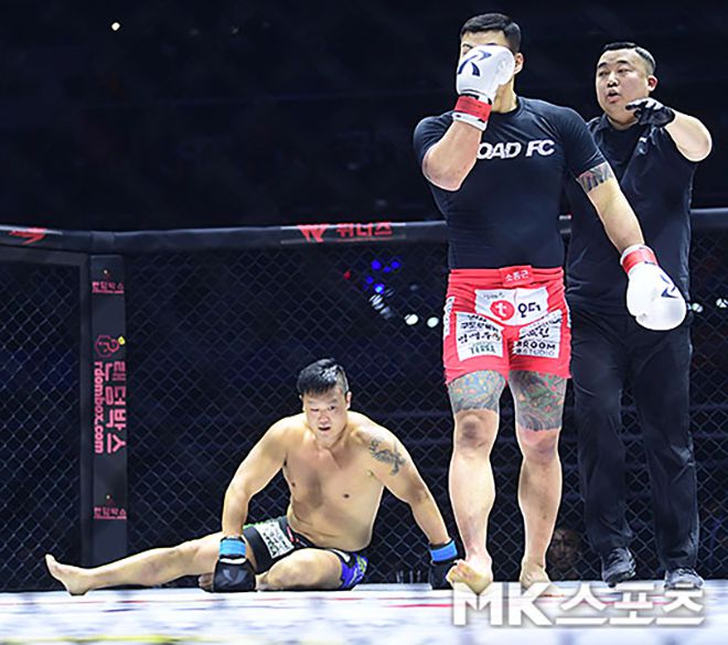 황인수가 2023년 2월 경기도 고양체육관 로드FC 킥복싱 경기에서 명현만한테 다운을 뺏은 후 주심 지시에 따라 지정된 위치로 이동하고 있다. 사진=김영구 기자