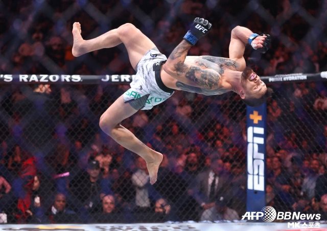 메인 카드 1경기에선 마우리시우 루피가 킹 그린을 1라운드 2분 7초 만에 끝내며 KO 승리했다. 환상적인 돌려차기로 데뷔 3연승을 챙겼다. 사진(라스베이거스 미국)=AFPBBNews=News1