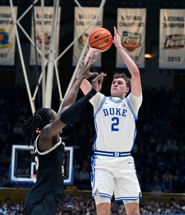 ‘스포츠 일러스트레이티드’는 “플래그는 2025 NBA 드래프트에서 전체 1순위 지명이 유력한 선수로 평가받고 있다. 하지만 리차드슨은 플래그가 NBA 직행보다는 대학에서 1년 더 경험하는 것이 낫다고 주장했다”고 보도했다. 사진=Rob Kinnan=연합뉴스 제공