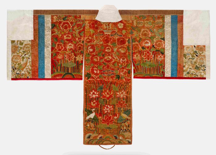 단국대 석주선기념박물관이 복원한 조선 시대 여성의 혼례복인 활옷의 뒷 모습. 국외소재문화유산재단