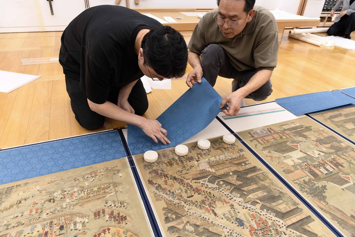 리움미술관 보존연구실에서 ‘평안감사 도과급제자 환영도’를 복원하는 모습. 국외소재문화유산재단