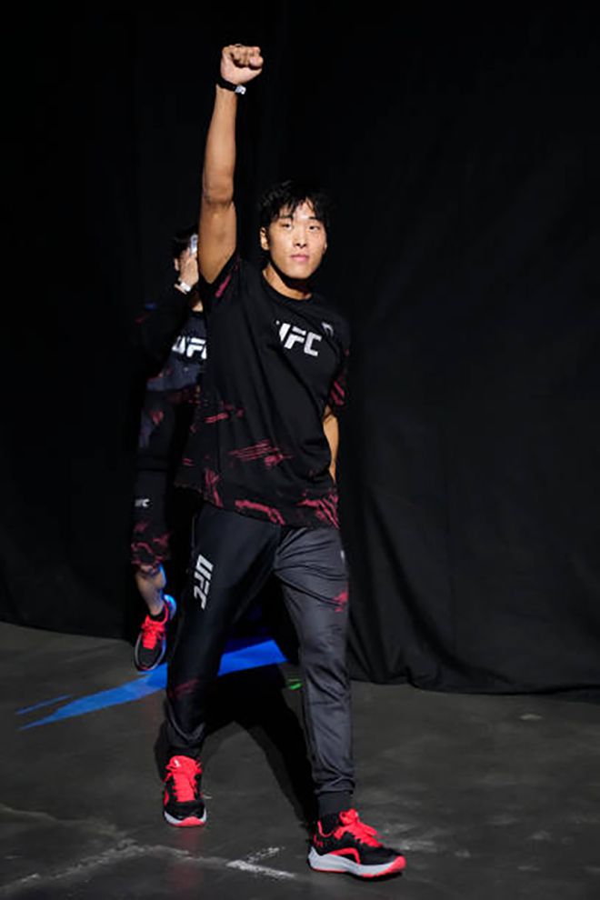 최승우가 2023년 8월 싱가포르실내체육관 UFC on ESPN+ 83 공개 계체 행사에 입장하고 있다. 사진=TKO
