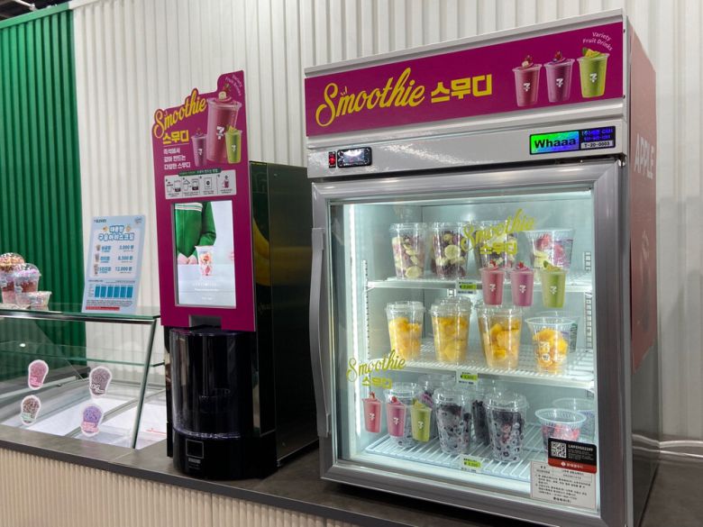 지난 5일 서울 aT센터에서 열린 '2025 세븐일레븐 상품전시회'에 마련된 생과일 스무디 기계.  박홍주 기자