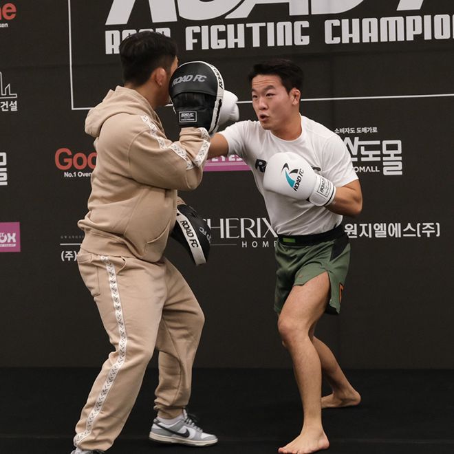 이정현(오른쪽)이 스위스그랜드 호텔 서울 컨벤션센터 로드FC 72 기자회견 후 공개 훈련을 하고 있다. 사진=세계격투스포츠협회