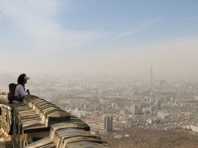 중국발 황사와 미세먼지가 한반도를 덮친 13일 오후 경기도 광주시 남한산성에 바라본 서울 도심 위로 뿌옇게 황사 띠가 펼쳐져 있다. 이번 황사는 14일 오전까지 이어지다가 같은 날 오후 북동쪽에서 대체로 깨끗한 기류가 유입되며 해소될 전망이다.  이충우 기자