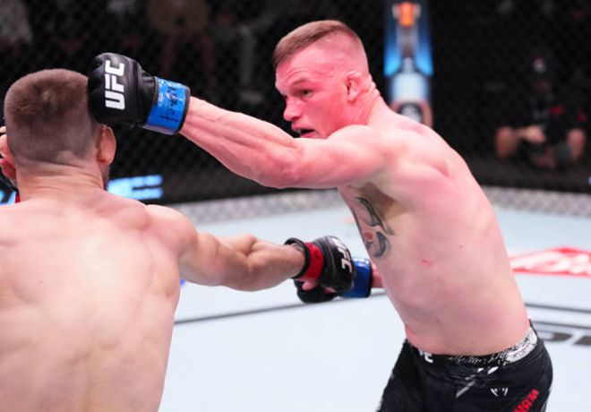 에이제이 커닝햄이 2024년 3월 미국 네바다주 엔터프라이즈 UFC on ESPN+ 96 라이트급 경기를 치르고 있다. 사진=TKO