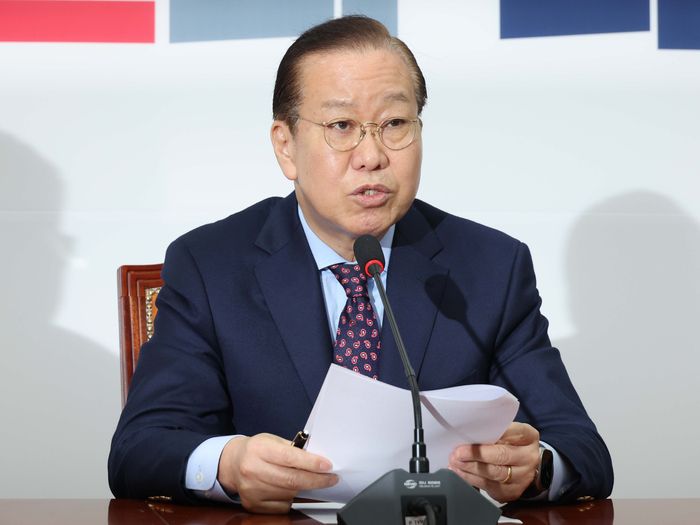 권영세 국민의힘 비대위원장이 13일 서울 여의도 국회에서 현안 관련 기자회견을 열고 기자들의 질문에 답하고 있다. [한주형 기자]