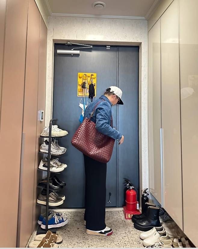 진청 컬러의 데님 셔츠에 화이트 티셔츠를 레이어드하고, 넉넉한 핏의 블랙 팬츠를 매치해 편안하면서도 감각적인 분위기를 연출했다.사진=조세호 SNS