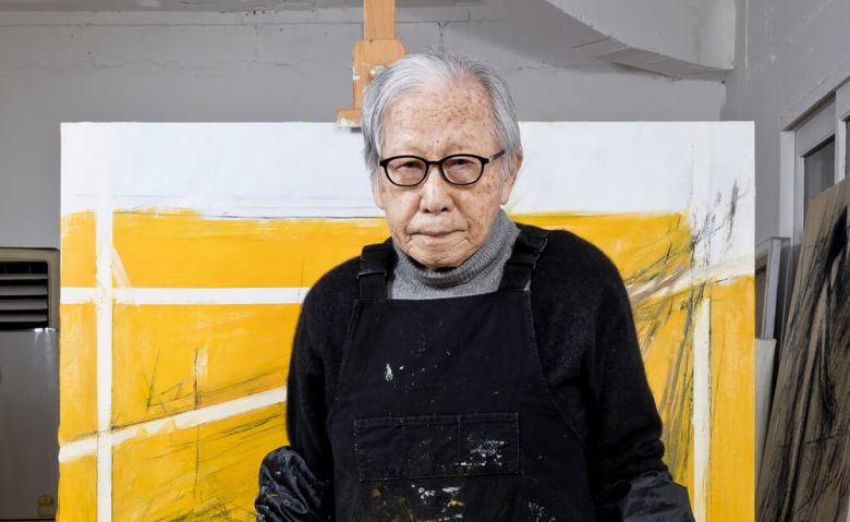 2019년 4월 개인전을 앞두고 작업실에서 작업 중인 김병기 화백(아래). 위 사진 왼쪽부터 역삼각형의 내부(2018년, 145.5×112.1㎝) 메타포(2018년, 162.2×130.3㎝) 사각형(2014년, 152×122㎝).  가나아트센터