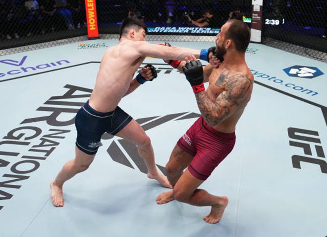 케빈 바셰호스(왼쪽)가 2023년 9월 미국 네바다주 엔터프라이즈 Contender Series 시즌7 5주차 페더급 경기에서 훗날 UFC 데뷔 4KO승으로 빛나는 제앙 시우바를 공격하고 있다. 사진=TKO