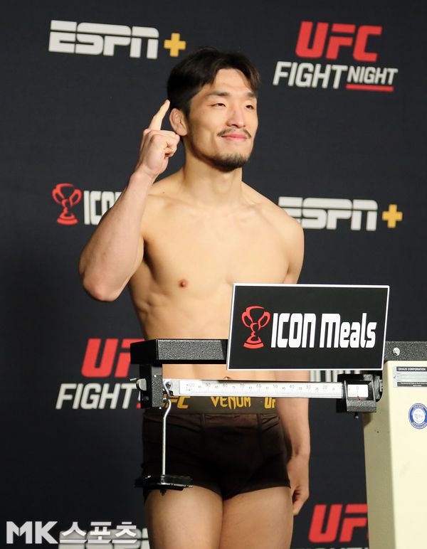 유수영이 계체 통과 후 포즈를 취하고 있다. 사진(美 라스베가스)= 김재호 특파원