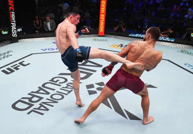 케빈 바셰호스(왼쪽)가 2023년 9월 미국 네바다주 엔터프라이즈 Contender Series 시즌7 5주차 페더급 경기에서 훗날 UFC 데뷔 4KO승으로 빛나는 제앙 시우바를 발로 차고 있다. 사진=TKO