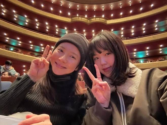 지예은은 트렌디한 카키색 항공 점퍼를 착용해 캐주얼하면서도 멋스러운 겨울 패션을 선보였다.사진=송지효 SNS