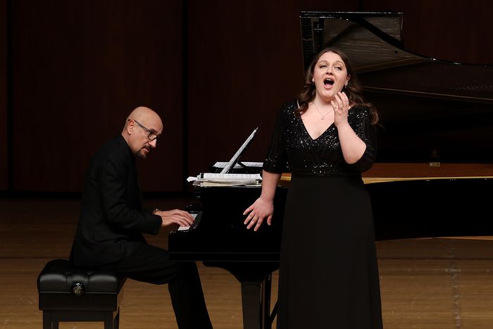 14일 서울 국립극장 해오름극장에서 열린 ‘루치아노 파바로티 더 콘스트’에서 노래하는 소프라노 줄리아 마졸라(오른쪽). 사진제공=솔오페라단