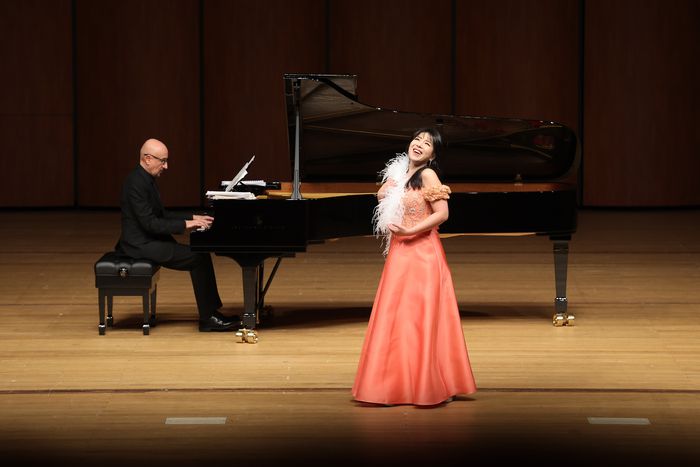 14일 서울 국립극장 해오름극장에서 열린 ‘루치아노 파바로티 더 콘스트’에서 노래하는 소프라노 김신혜(오른쪽). 사진제공=솔오페라단