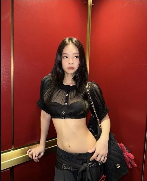 블랙핑크 제니가 독보적인 패션 센스를 자랑하며 또 한 번 눈길을 사로잡았다. 사진=제니 SNS