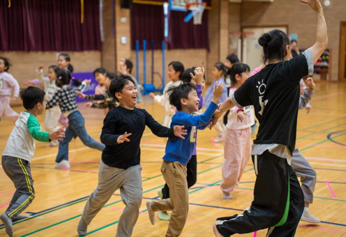 대구 들안길초등학교에서 학생들과 만난 밝넝쿨·인정주 안무가가 ‘온 몸으로 얍! 얍! 얍!’ 프로그램을 진행하는 모습.