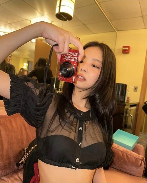 블랙핑크 제니가 독보적인 패션 센스를 자랑하며 또 한 번 눈길을 사로잡았다. 사진=제니 SNS