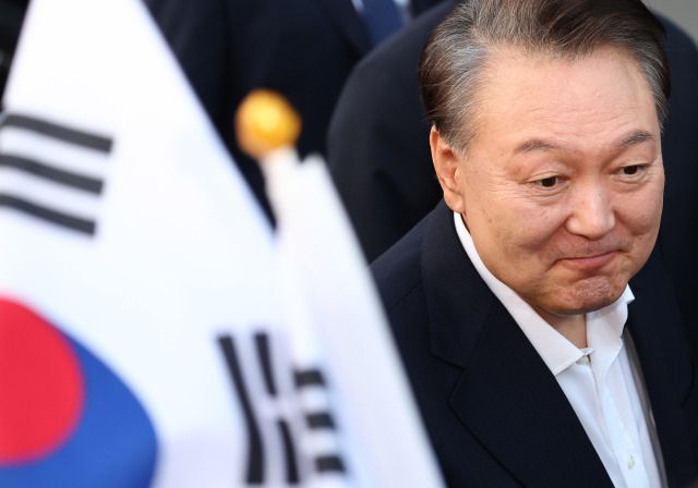 서울구치소에서 석방된 윤석열 대통령이 지난 8일 서울 한남동 관저 앞에 도착, 차량에서 내려 지지자들과 인사를 나누고 있다. [사진 = 연합뉴스]