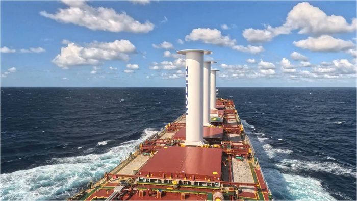 영국 선박 설계 기업 아네모이(ANEMOI)가 개발한 로터세일(Rotor Sail)을 장착한 선박. 로터세일은 선박 갑판에 설치하는 원기둥 모양의 구조물로, 선박을 운항할 때 불어오는 바람과 회전하는 원기둥에서 발생하는 매그너스 효과(Magnus effect)를 활용해 선박이 앞으로 나아가는 추진력을 더 얻을 수 있도록 해준다. 아네모이